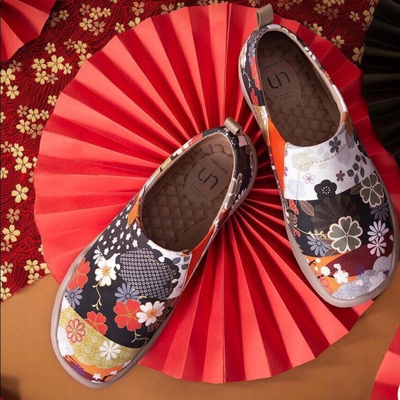 UIN Hana Painted Travel Shoes - Picture 2 of 7